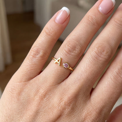 Anello regolabile con iniziale "Essence"