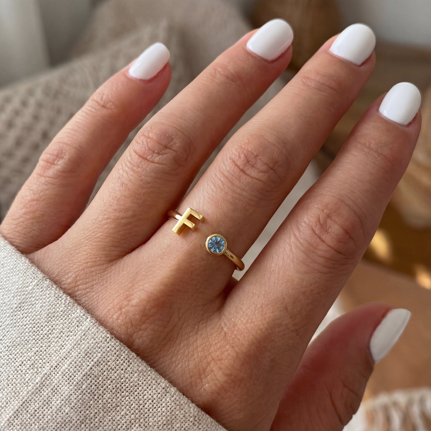 Anello regolabile con iniziale "Essence"