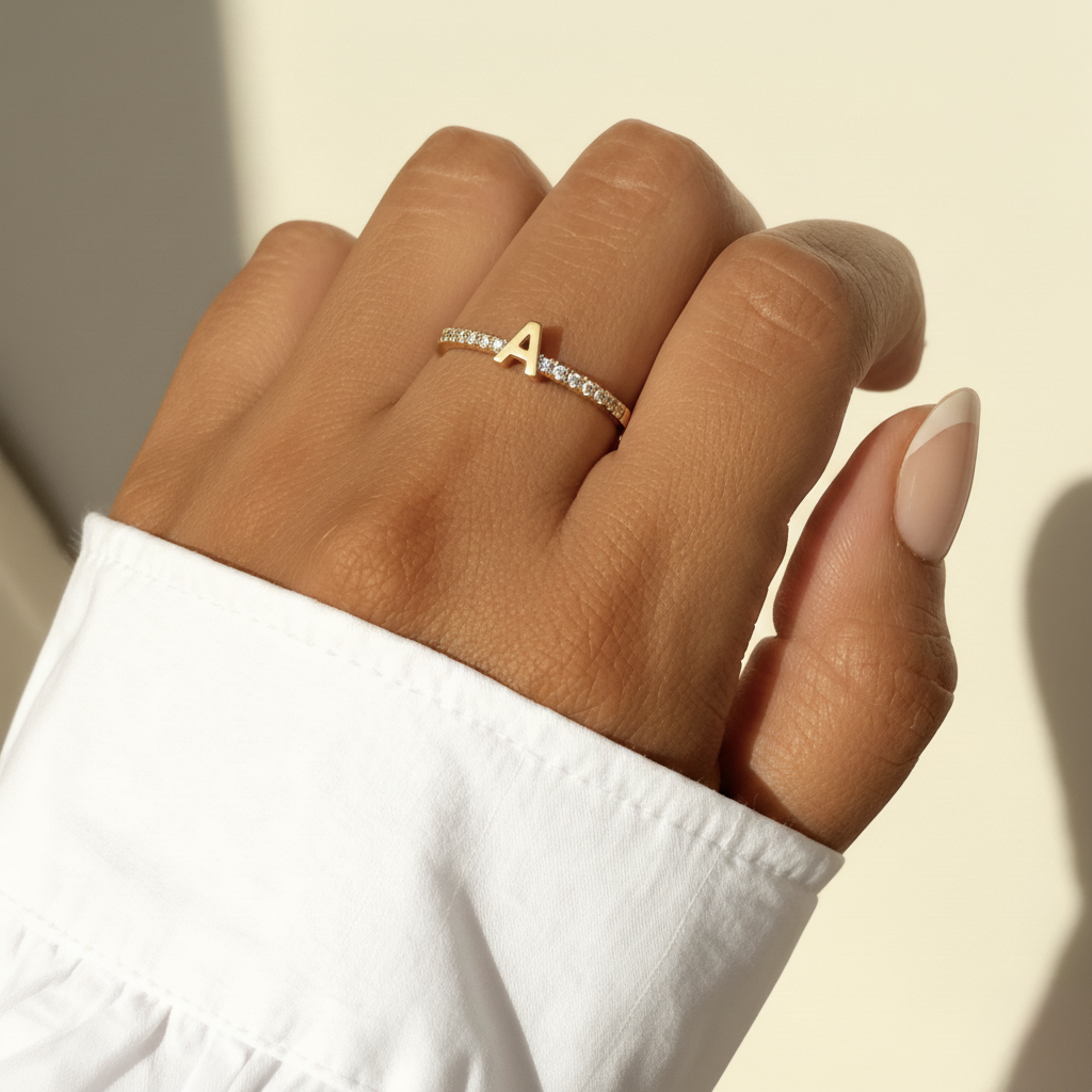 Anello regolabile con iniziale "Sparkle"