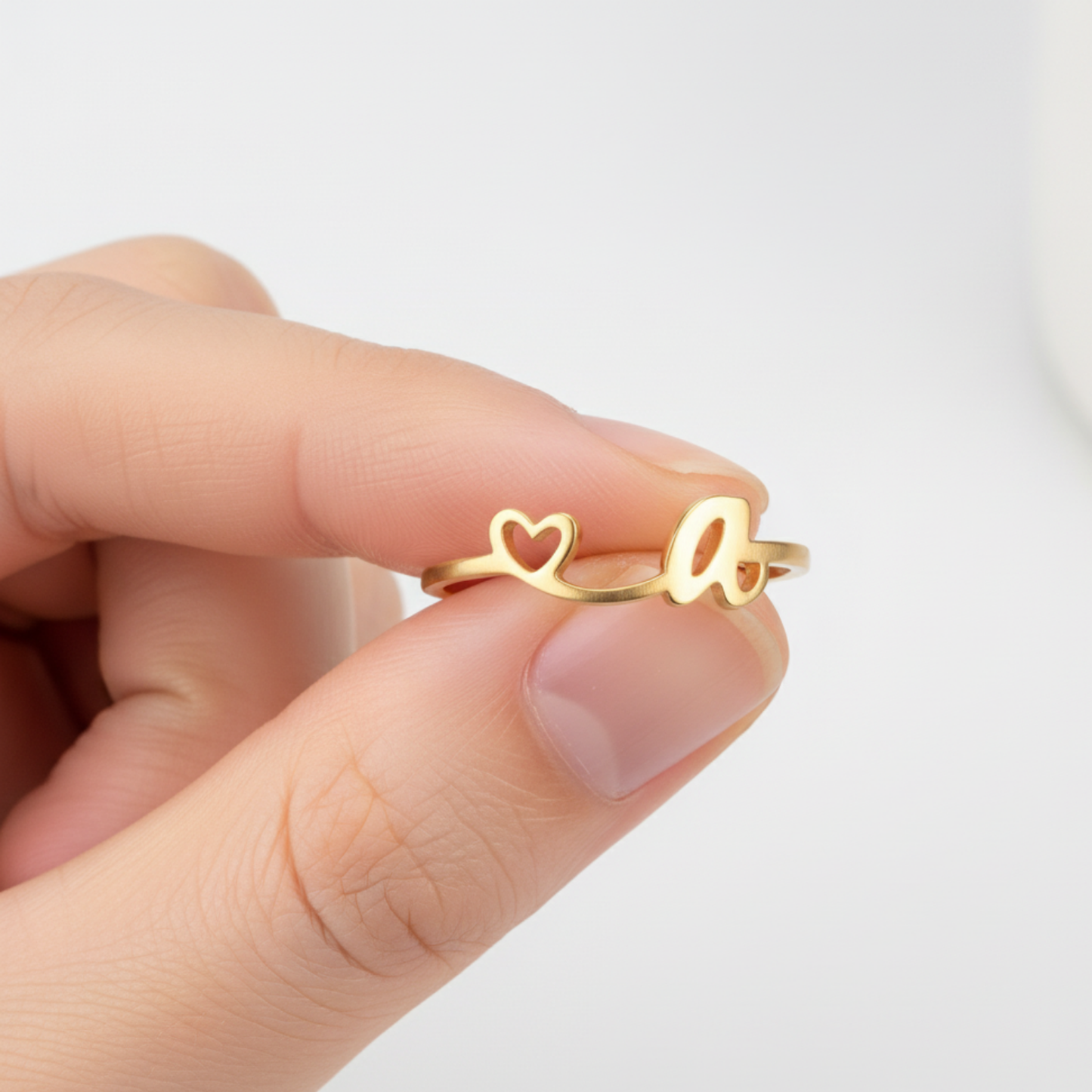 Anello regolabile con iniziale "Pretty"