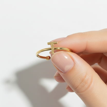 Anello regolabile con iniziale "Chic"