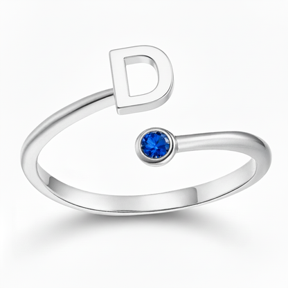 Anello regolabile con iniziale "Essence"