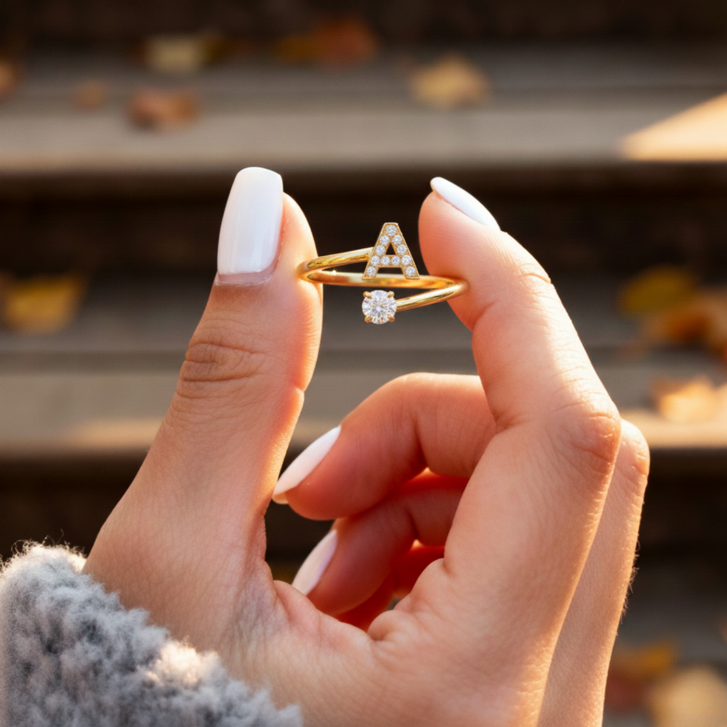 Anello regolabile con iniziale "Classico" con messaggio su carta e scatola regalo