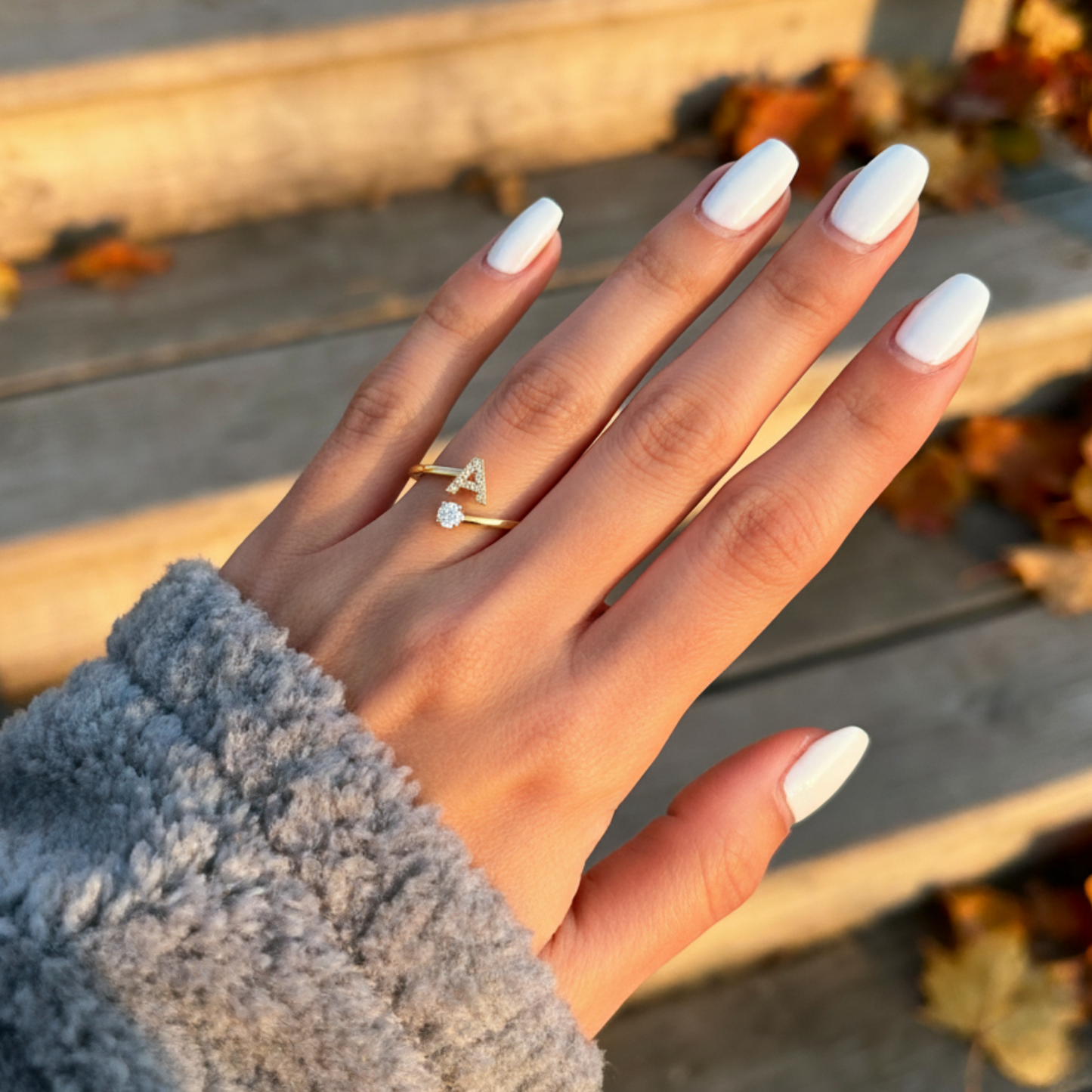 Anello regolabile con iniziale "Classico" con messaggio su carta e scatola regalo