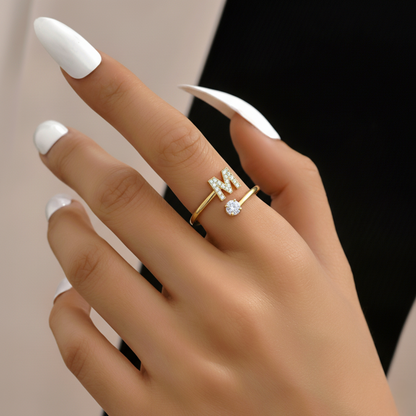 Anello regolabile con iniziale "Classico" con messaggio su carta e scatola regalo