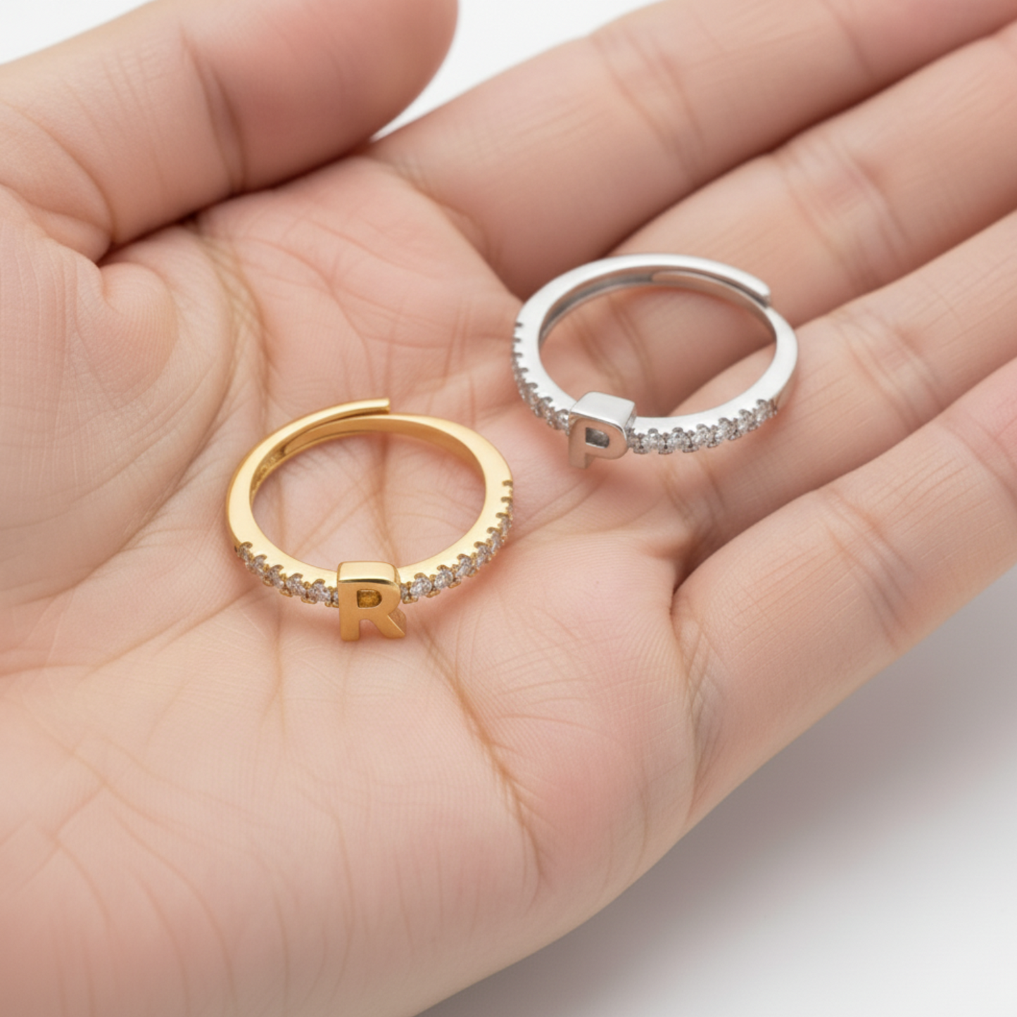 Anello regolabile con iniziale "Sparkle"