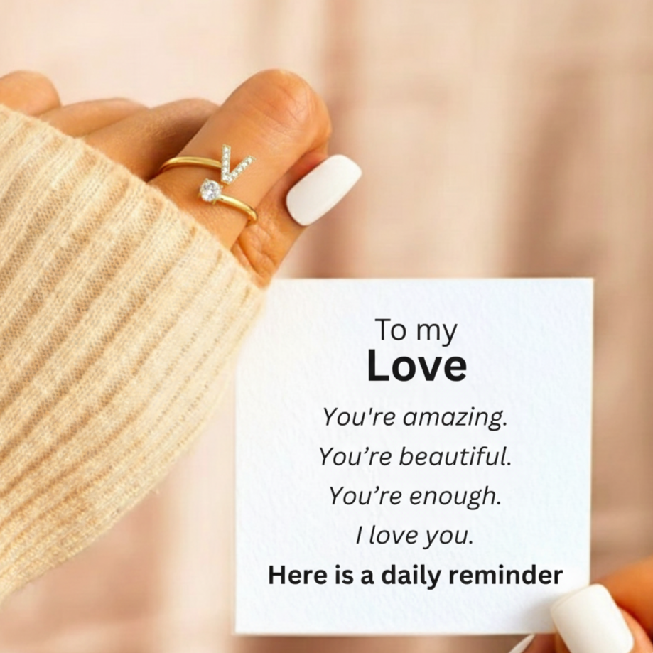 Anello regolabile con iniziale "Classico" con messaggio su carta e scatola regalo