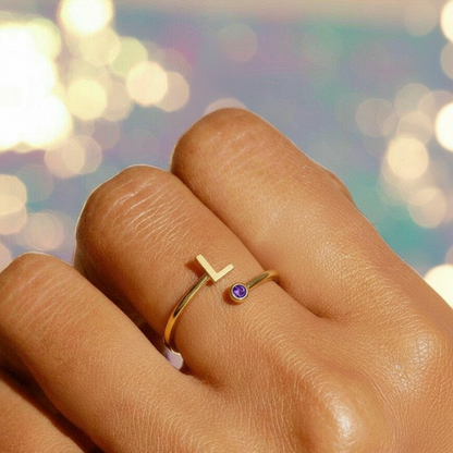 Anello regolabile con iniziale "Essence"