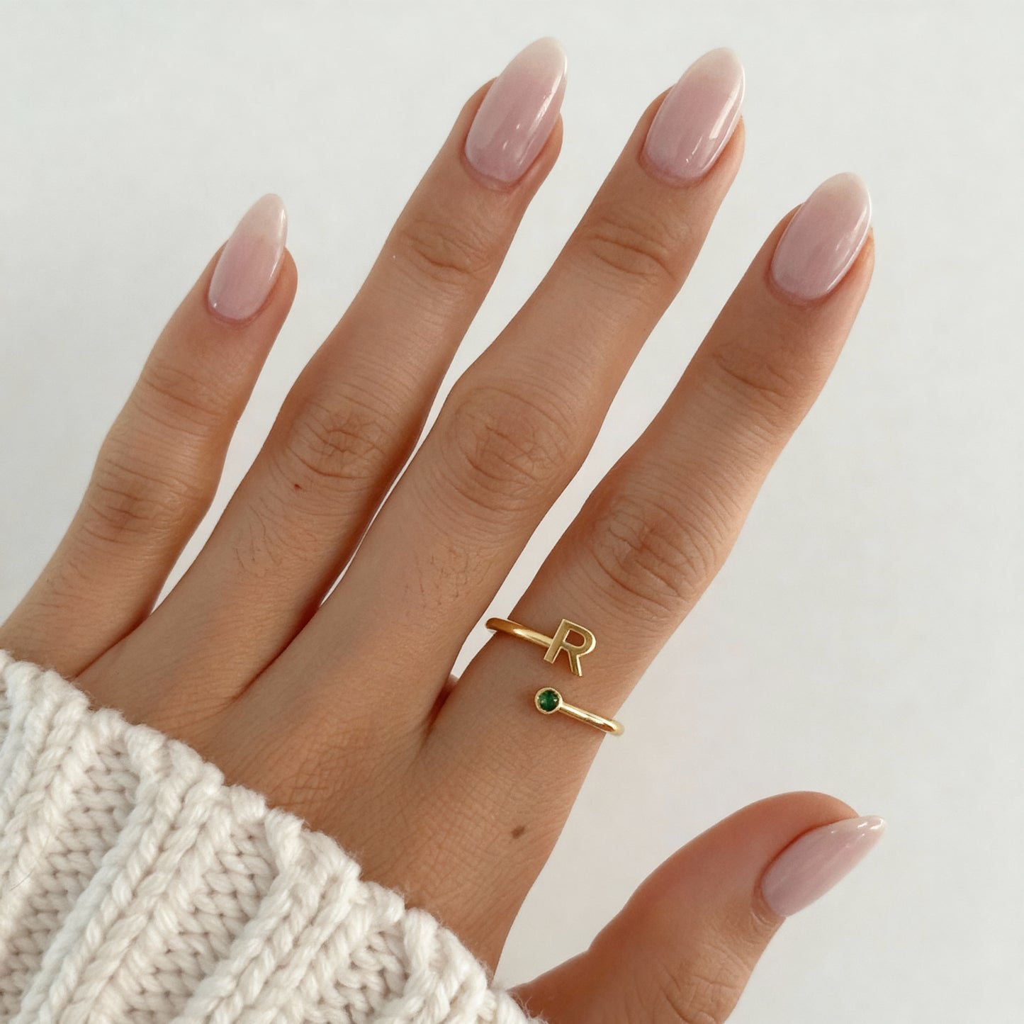 Anello regolabile con iniziale "Essence"