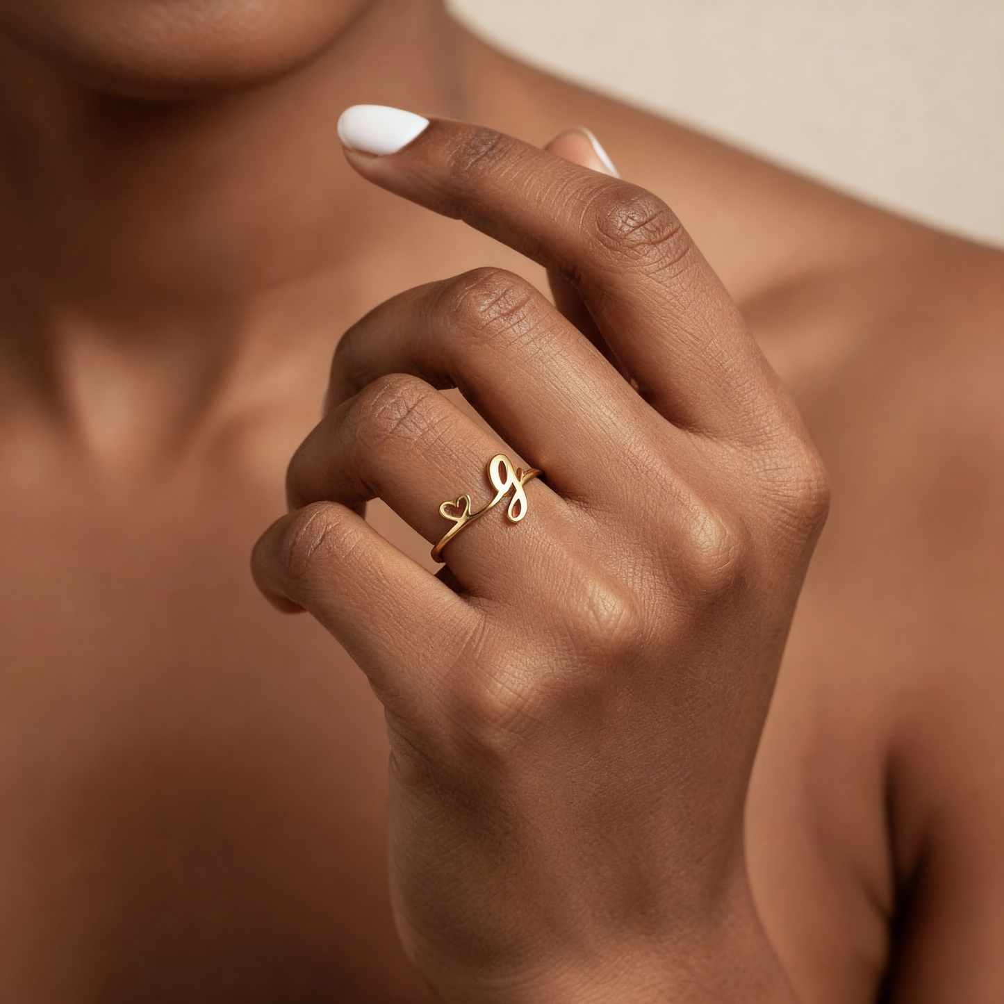 Anello regolabile con iniziale "Pretty"