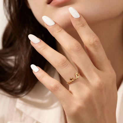 Anello regolabile con iniziale "Pretty"